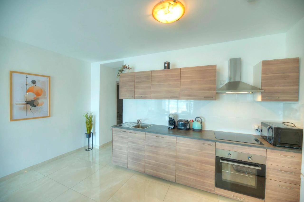 Seafront Beautifully Furnished 2 Bedrooms Gogzr-3 Apartamento Gzira